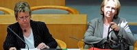 Sie sitzen üblicherweise auf der Regierungsbank des Düsseldorfer Landtages: Nordrhein-Westfalens Ministerpräsidentin Hannelore Kraft (SPD, r.) und Schulministerin Sylvia Loehrmann (Grüne). Ab Donnerstag nimmt der Fröndenberger Taner Cegit für drei Tage an einem Planspiel im Parlament der nordrhein-westfälischen Landesregierung teil.