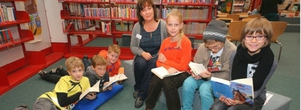 Eltern unterstützen als Lesepaten die Fünfklässler während ihrer wöchentlichen Deutsch-Lesestunde.Foto:Pia Mester Schmökern als Schulstunde