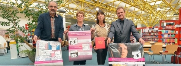 Klaus de Vries, Doris Wehowski, Birgit Mescher und Torsten Wirth (von links) wollen mit der Ausstellung „Warnsignale häuslicher Gewalt – erkennen und handeln“ Impulse setzen.