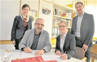 Anja Deubner (Lidl) und Schulleiter Klaus de Vries unterzeichneten gestern den Kooperationsvertrag – unter den Augen von Lothar Adamzyk (Lidl) und Frauke Friederichs (GSF).Sarad