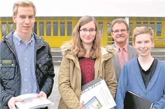 Die Bestplatzierten mit Abteilungsleiter Torsten Wirth (hinten): Simon Dittrich (v.l.), Michelle Baus und Luca Breyholz.Sarad