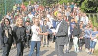 Die Teilnehmer des Känguru-Mathewettbewerbes wurden gestern geehrt – auch Janna Prünte, die von Schulleiter Klaus de Vries Urkunde und Preis erhielt. Mit dabei die Lehrerinnen Jennifer Hofmann und Kathrin Hanpf (v.l.).Grzelak