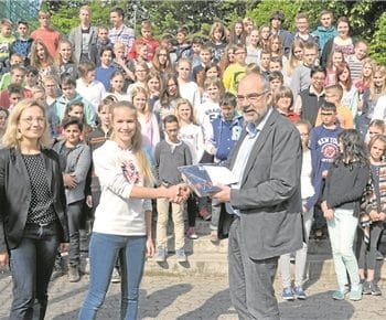 Die Teilnehmer des Känguru-Mathewettbewerbes wurden gestern geehrt – auch Janna Prünte, die von Schulleiter Klaus de Vries Urkunde und Preis erhielt. Mit dabei die Lehrerinnen Jennifer Hofmann und Kathrin Hanpf (v.l.).Grzelak