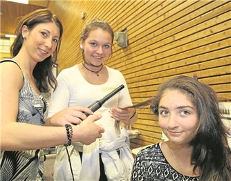 Frisörmeisterin Lena Petrilli zeigte Käthe Loss und Melissa Güvel (v.l.) erste Kniffe in der Kunst des Haarstylings.