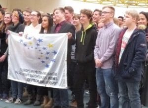 Die Gesamtschule Fröndenberg hat sich zwei Tage lang in ein europäisches Jugendparlament verwandelt. Nicht weniger als 90 Schüler nahmen daran teil.Foto: Jürgen Overkott