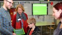 Alexander Lück und Marita Grotemeyer (v.l.) zeigen Sebastian und Anne Frei, dass Tablets längst ihren Weg in die Schulklassen gefunden haben. Insbesondere Schüler mit erhöhtem Förderbedarf profitieren davon.Fotos: Art
