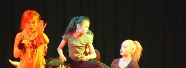 Gesamtschüler berühren Publikum mit toller Show
