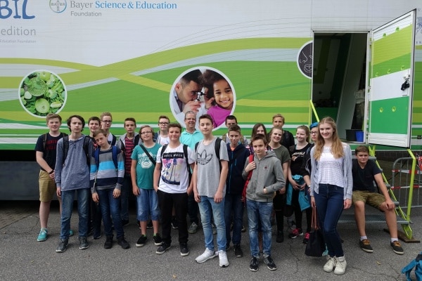MINT Schülerinnen und Schüler des 8. Jahrgangs forschen im Humboldt Bayer Mobil