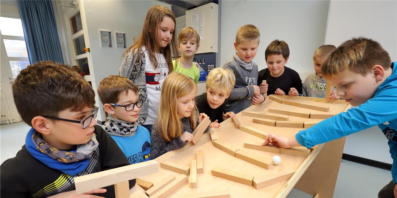 So lange bis es klappt: Miniphänometa der Gesamtschule lädt zum Experimentieren ein